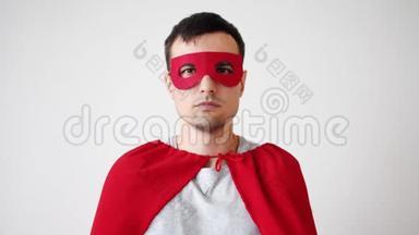 穿<strong>超人</strong>服装的年轻人的肖像红面具和<strong>斗篷</strong>看着镜头